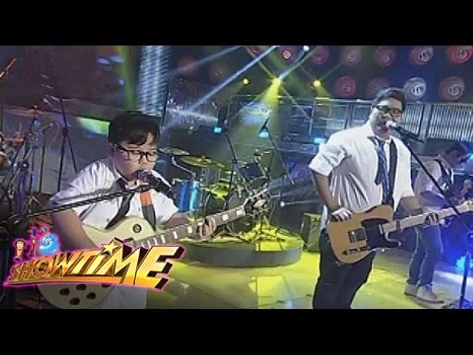 Jugs Mini Me & Itchyworms on It's Showtime stage