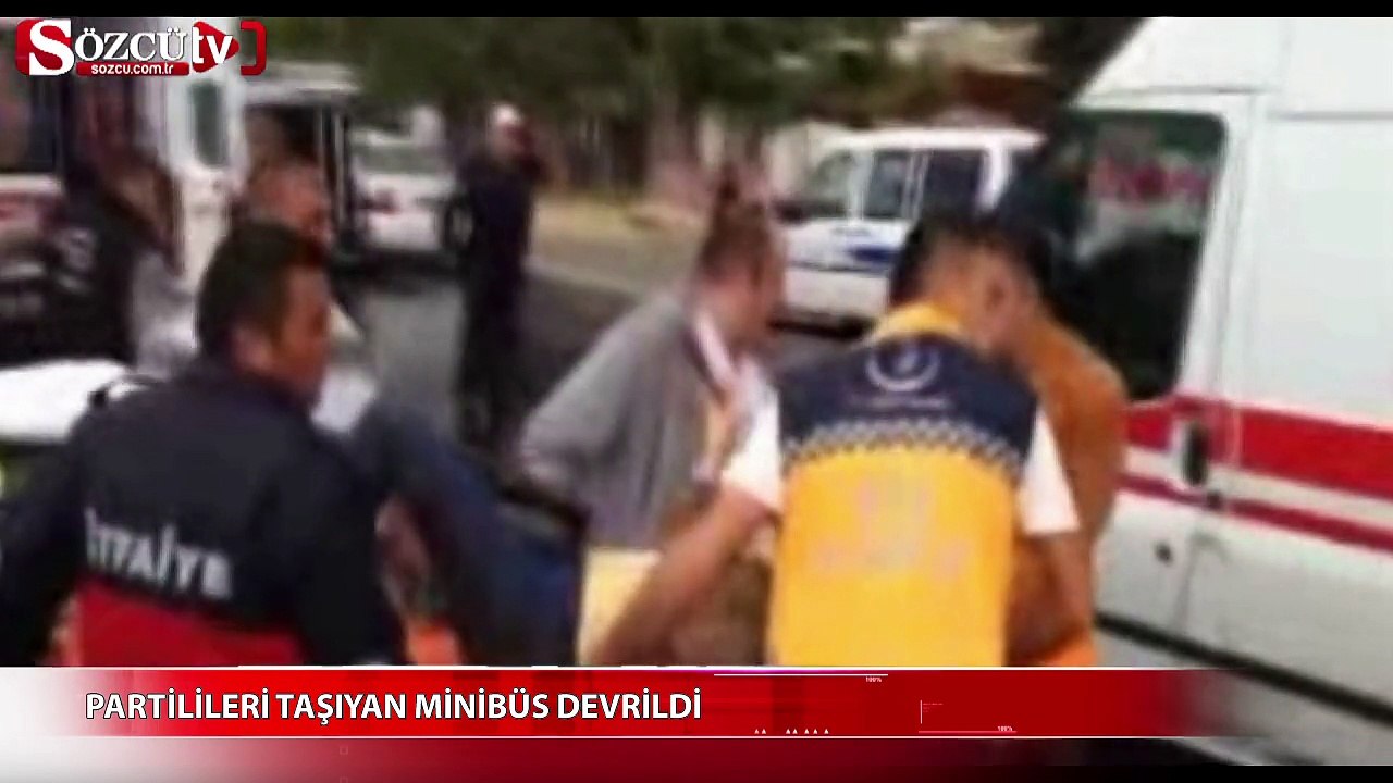 Partilileri taşıyan minibüs devrildi