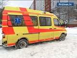 Bez komentāriem: Autovadītāji Rīgā cīnās ar sniegu