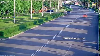 Une camionette fait demi-tour, des motards arrivent