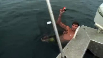 絶体絶命！サメに襲われた男　It was attacked by a shark.