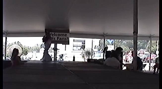 Jan MacDonald sings 'Treat Me Nice' at Elvis Week 2007 (vide