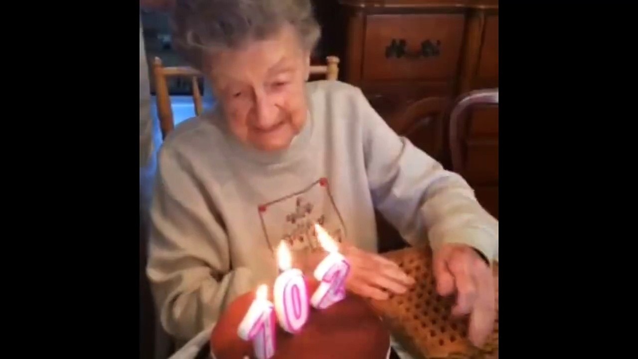 Elle Fête ses 102 ans et ce qui lui Arrive la Rend Morte de Rire