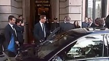 La reina Sofía deja plantado al rey Juan Carlos en la puerta del Parlamento - 24/03/2014