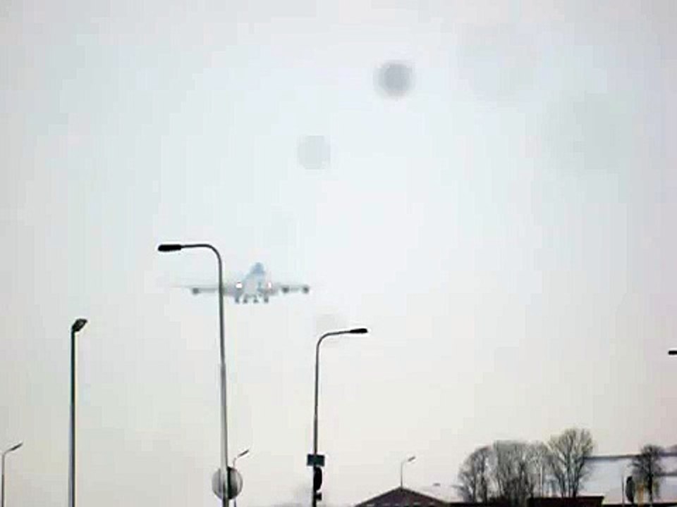 Sneeuw op Schiphol Amsterdam bij landing Boeing 747 KLM
