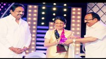 Tanuja Mukerji receives Raj Kapoor Lifetime Achievement award with daughter Tanishaa Mukerji