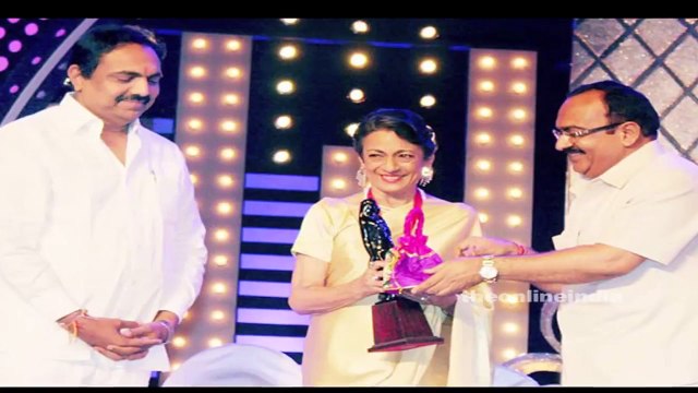 Tanuja Mukerji receives Raj Kapoor Lifetime Achievement award with daughter Tanishaa Mukerji