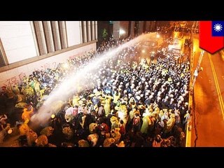 道路占拠のデモ隊に放水　台湾