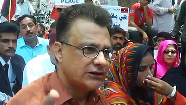 Ayaz Latif Palijo speaks during Hunger Strike against Karachi massacre of Ismailis at Press Club Hydrabad, 14th May 2015