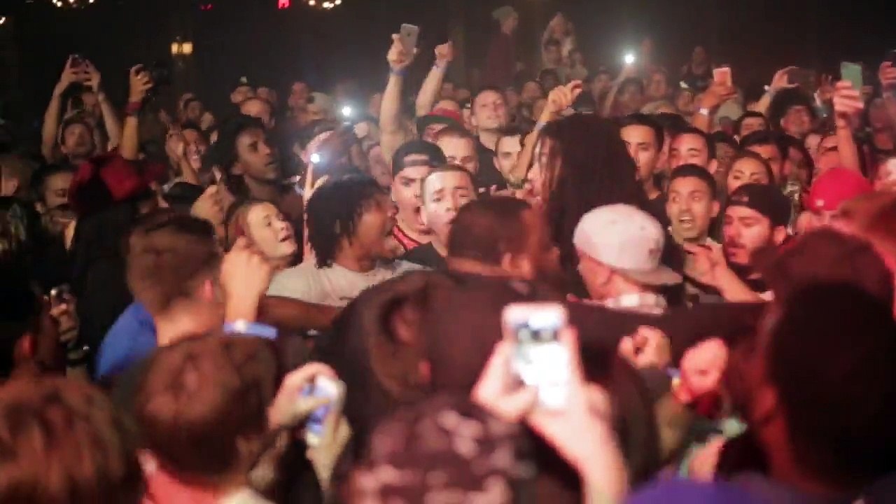 Le rappeur Waka Flocka empèche une bagarre entre 2 fans du public dans la fosse