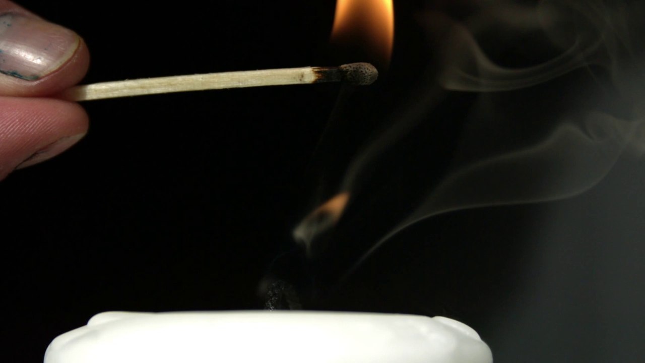 Une bougie se rallume sans qu'on la touche - Filmé au ralenti - Slow Motion