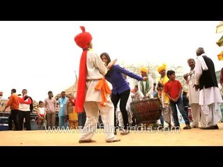 Download Video: Indian Girl does impromptu dance jig with folk dancer at Surajkund mela