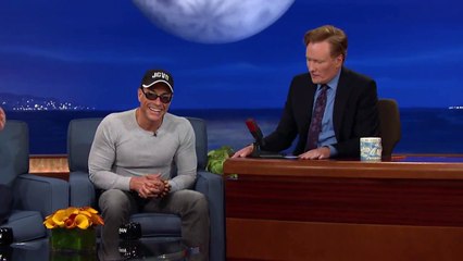 Jean-Claude Van Damme refait la danse de "Kickboxer" chez Conan O'Brien