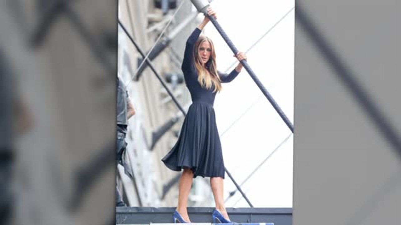 Sarah Jessica Parker reta la gravedad en sesión fotográfica de Bloomingdales