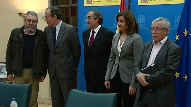 Patronal y sindicatos cierran alzas salariales y una cláusula de salvaguarda