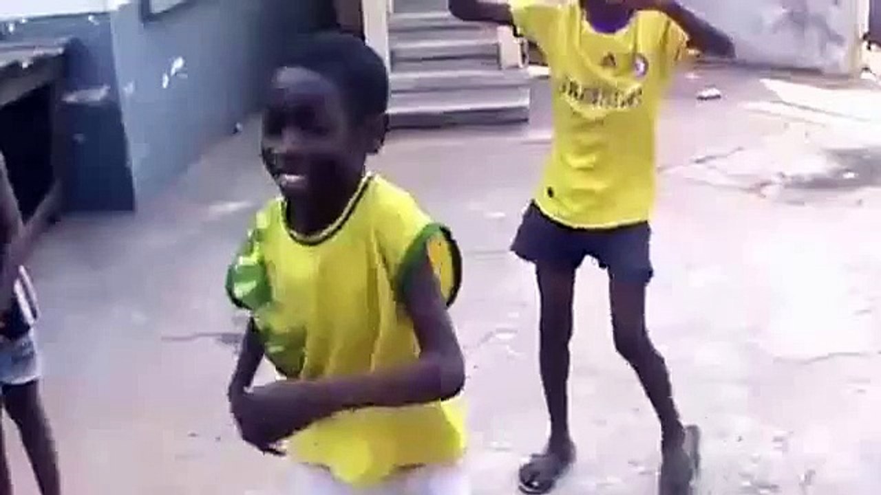 أفضل الرقصات للأطفال الصغار ههه مضحك جدا