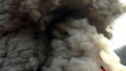 ¡Graban erupción a escasos metros del cráter!
