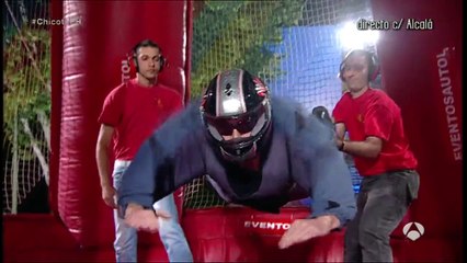 Alberto Chicote prueba el simulador de vuelo acrobático - El Hormiguero 3.0