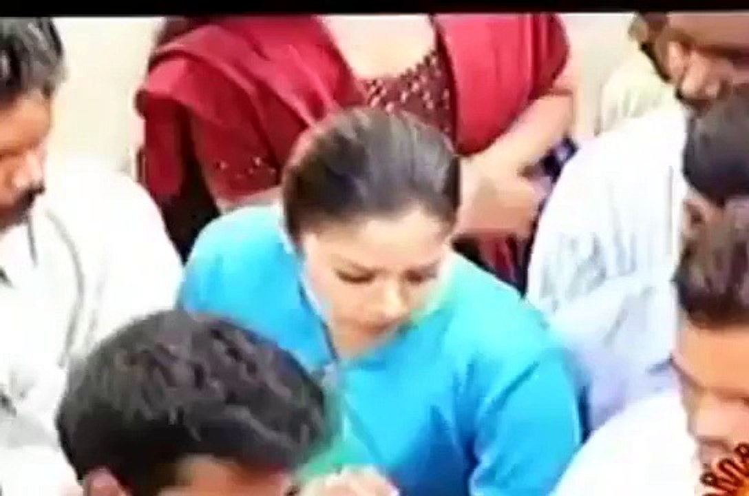 bollywood actree hard push in public - Video Dailymotion