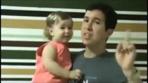 Pai e filha cantando 