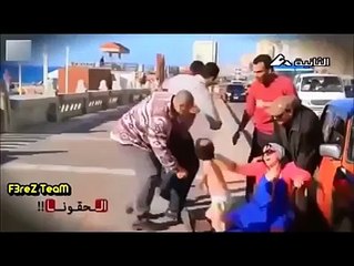 Woman  Delivery  Case On Road All Man See Woman