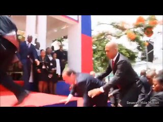François Hollande en visite à Haïti trébuche et chute