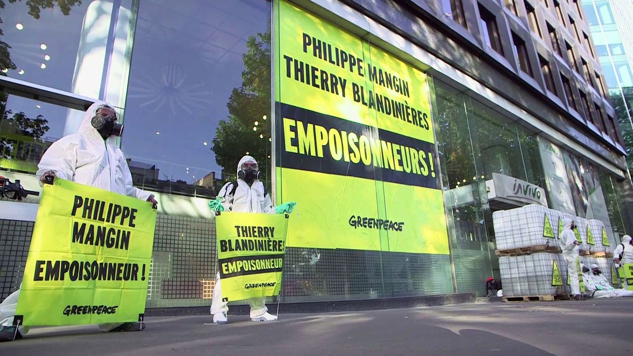 Pesticides: action de Greenpeace devant le siège de InVivo