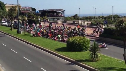 Giro d'Italia 2015- Un spectateur s'incruste avec son vélo et fait tomber le peloton
