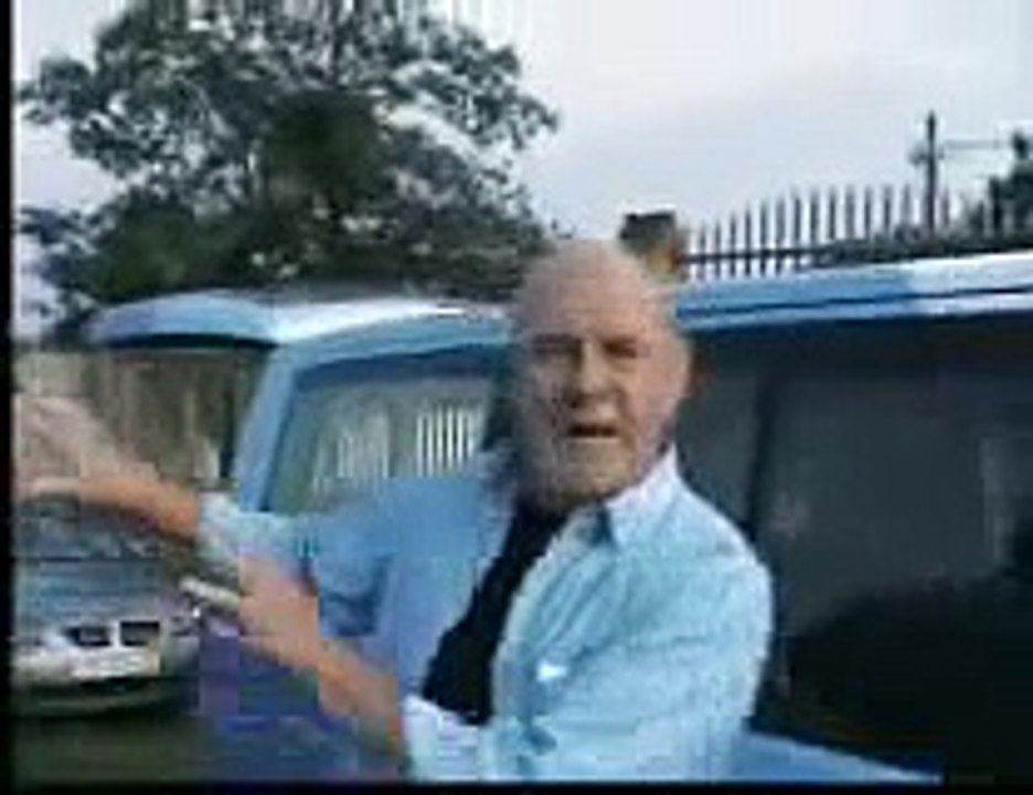 Leon Schuster sings "Gee My Krag"