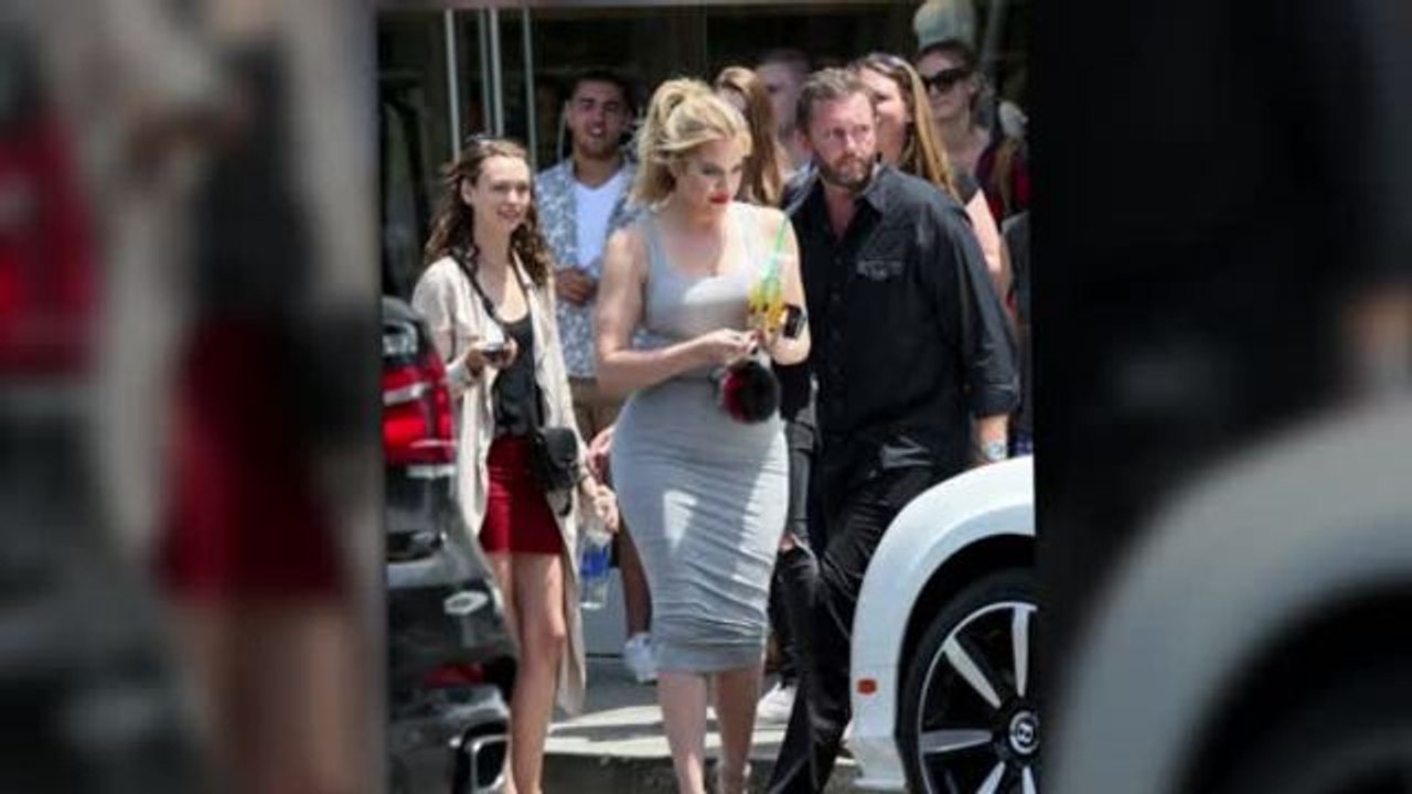 Khloé Kardashian Shows Off Nice Curves