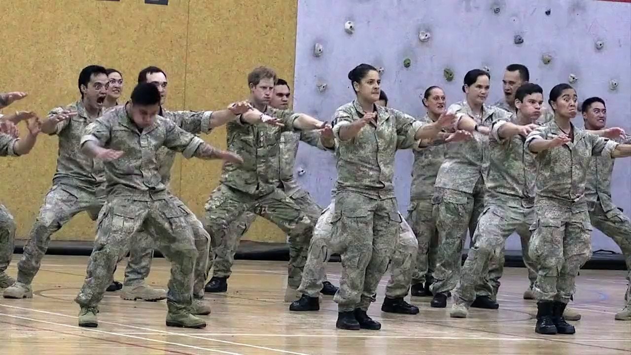 Prinz Harry tanzt Maori-Kriegertanz Haka