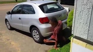 Un homme fait l'amour à une voiture!