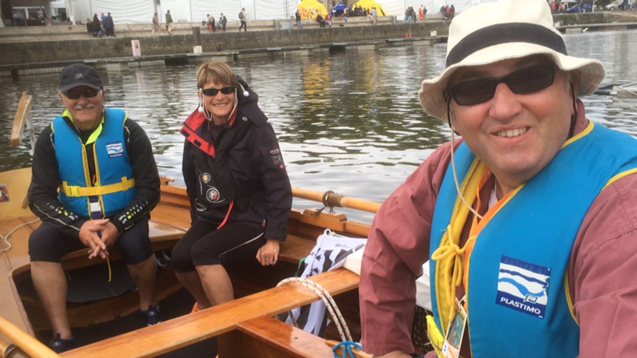 Au départ de la flottille des voile-aviron...