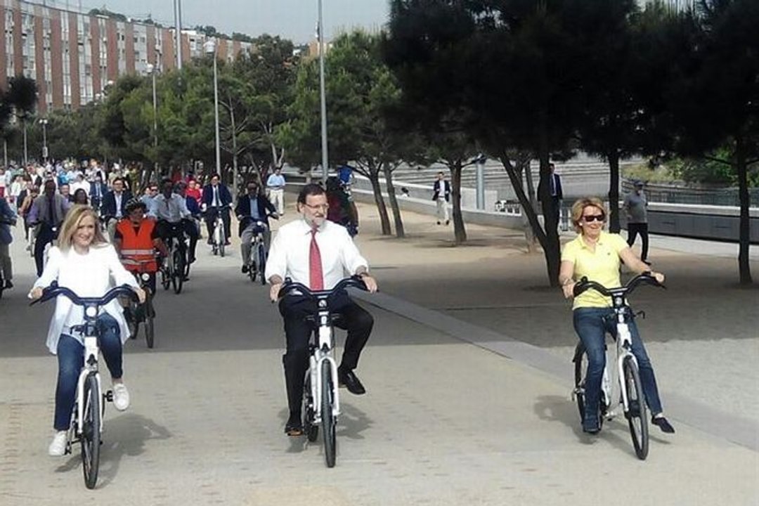 Rajoy arropa a Aguirre y Cifuentes montando en bici