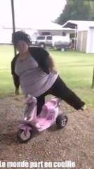 Une grosse se gamelle sur un mini scooter