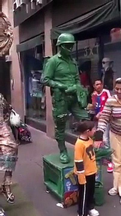 Performance de rue dingue! Un mime talentueux!