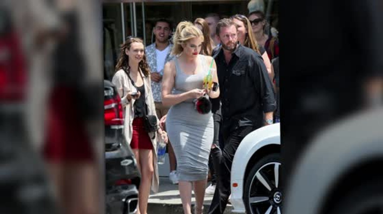 Khloé Kardashian zeigt ihre beeindruckenden Kurven