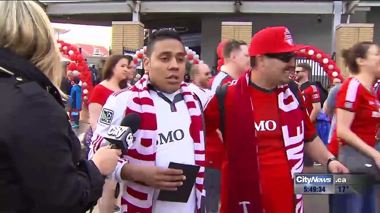 Une journaliste tente de remettre des supporters à leur place
