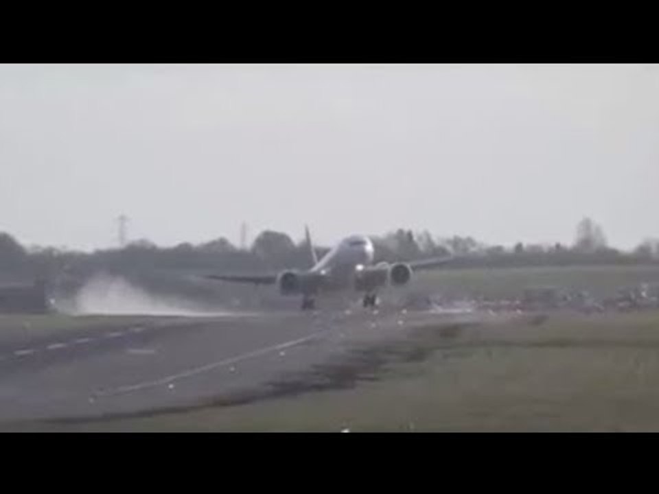 Emirates Boeing 777 aborts sideways crosswind landing at Birmingham Airport