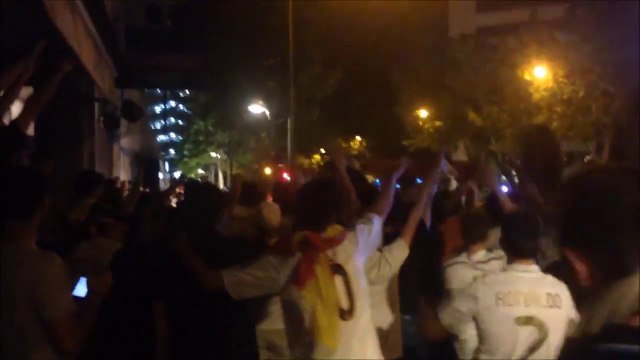 Torcida do Real Madrid protesta após eliminação na Champions e grita nome de Mourinho