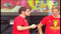 El beso entre Sara Carbonero e Iker Casillas en la celebración Eurocopa 2012 (Cibeles)