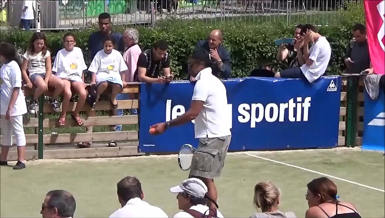 Yannick Noah a joué au tennis avec des enfants du Haut-Gap