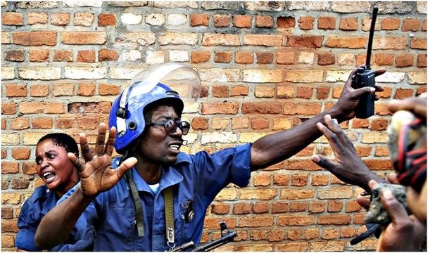 Polis sadece birkaç metre uzaktaki göstericiyi böyle vurdu