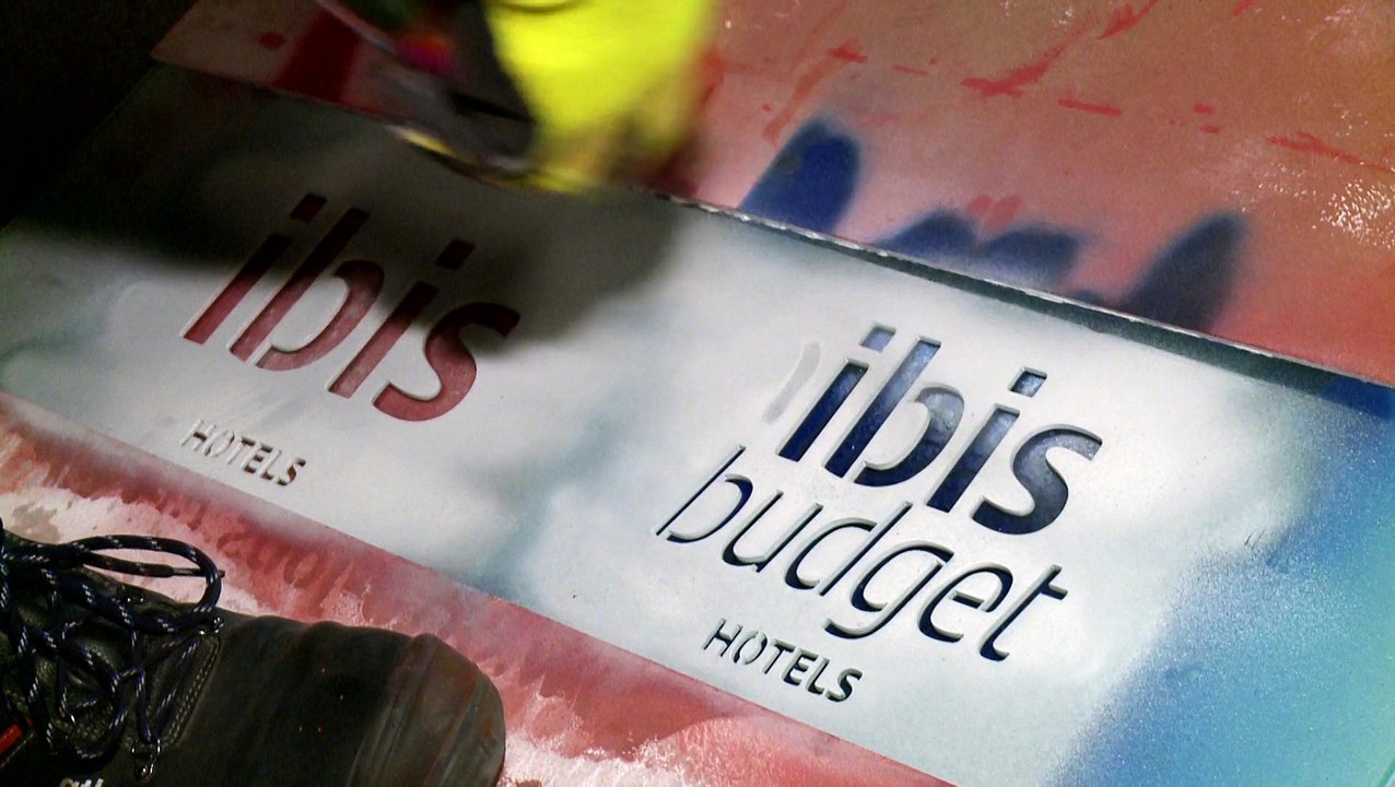 Guerilla Marketing Agentur: Floor Stencils - Ibis Hotel Hamburg City Wegeleitsystem