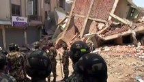 Népal : les sauveteurs tentent de retrouver des survivants du second séisme