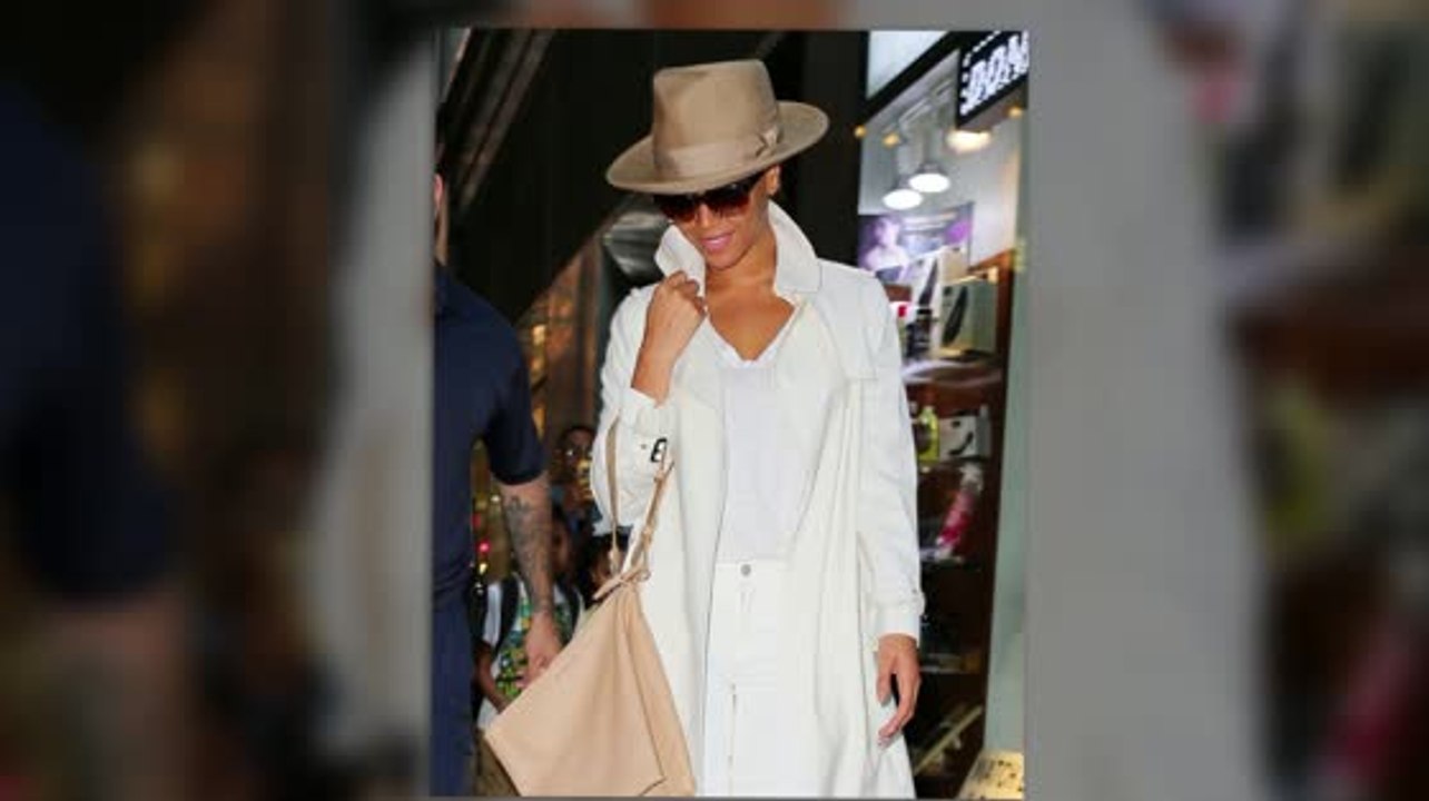 Beyoncé strahlt in einem weißen Outfit in New York