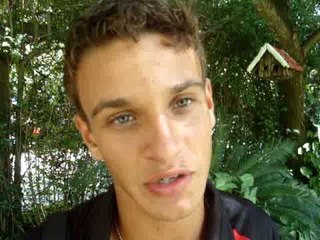 Danilo, da base, apresenta-se à torcida