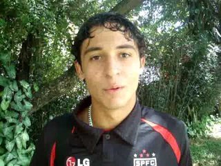 Regis, da base, apresenta-se à torcida