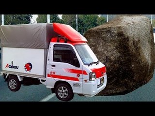 巨大岩が落下　トラックに衝突