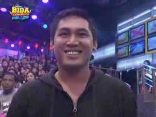 Anne, Karylle dance 'Gimme Gimme' with corn vendor